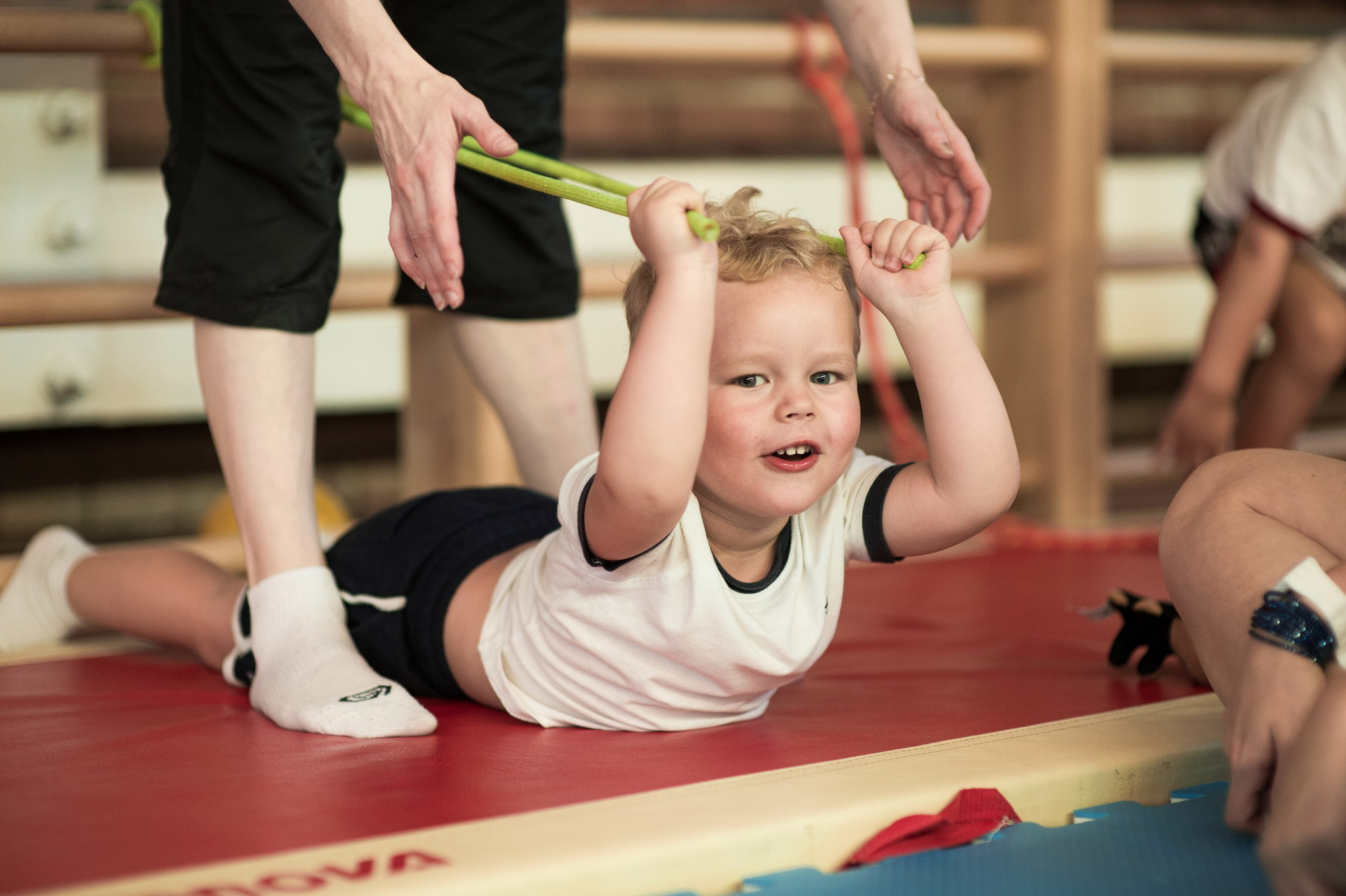 Развивающая гимнастика виды. ЛФК для детей. Оздоровительная физкультура для детей. Спортивные занятия для детей. Спортивные дети.