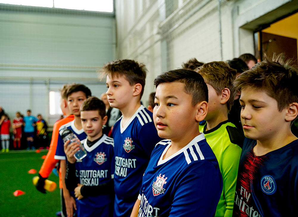 Футбольная школа 8. Футболисты у школы. Football Club at School.